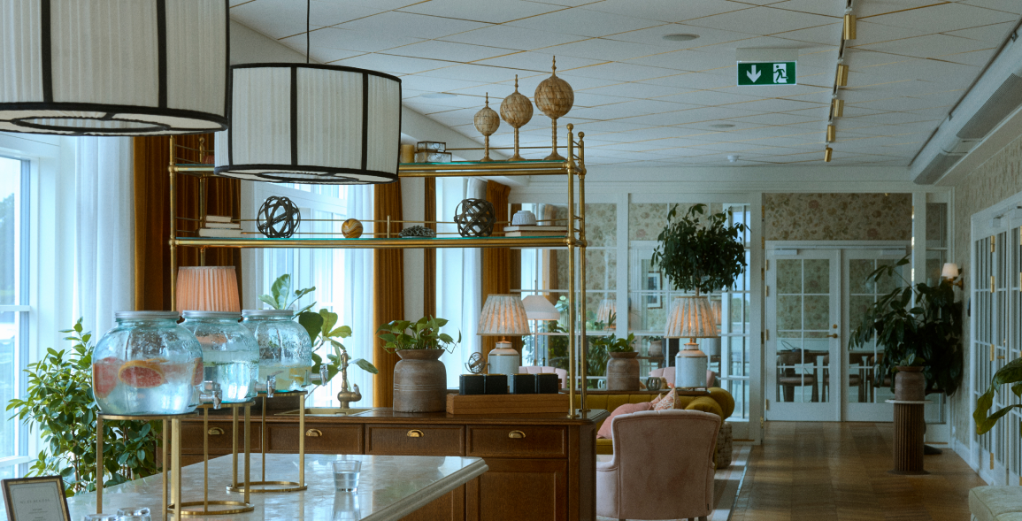 Loungeområde med friske drikkevarer og unik indretning på Marienlyst Badehotel