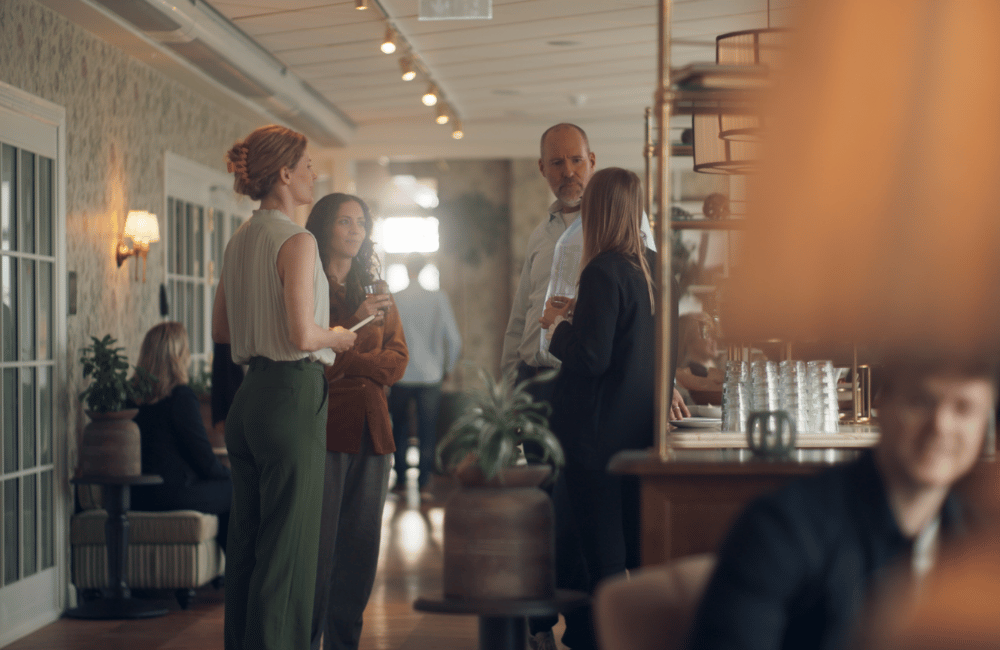 Kollegaer har en samtale i loungen på konference på Marienlyst Badehotel