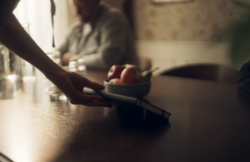 Klar til møde med notesbog, snacks og drikkevarer på Marienlyst Badehotel