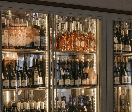 Vinothek med mange vinflasker i skab på Marienlyst Badehotel