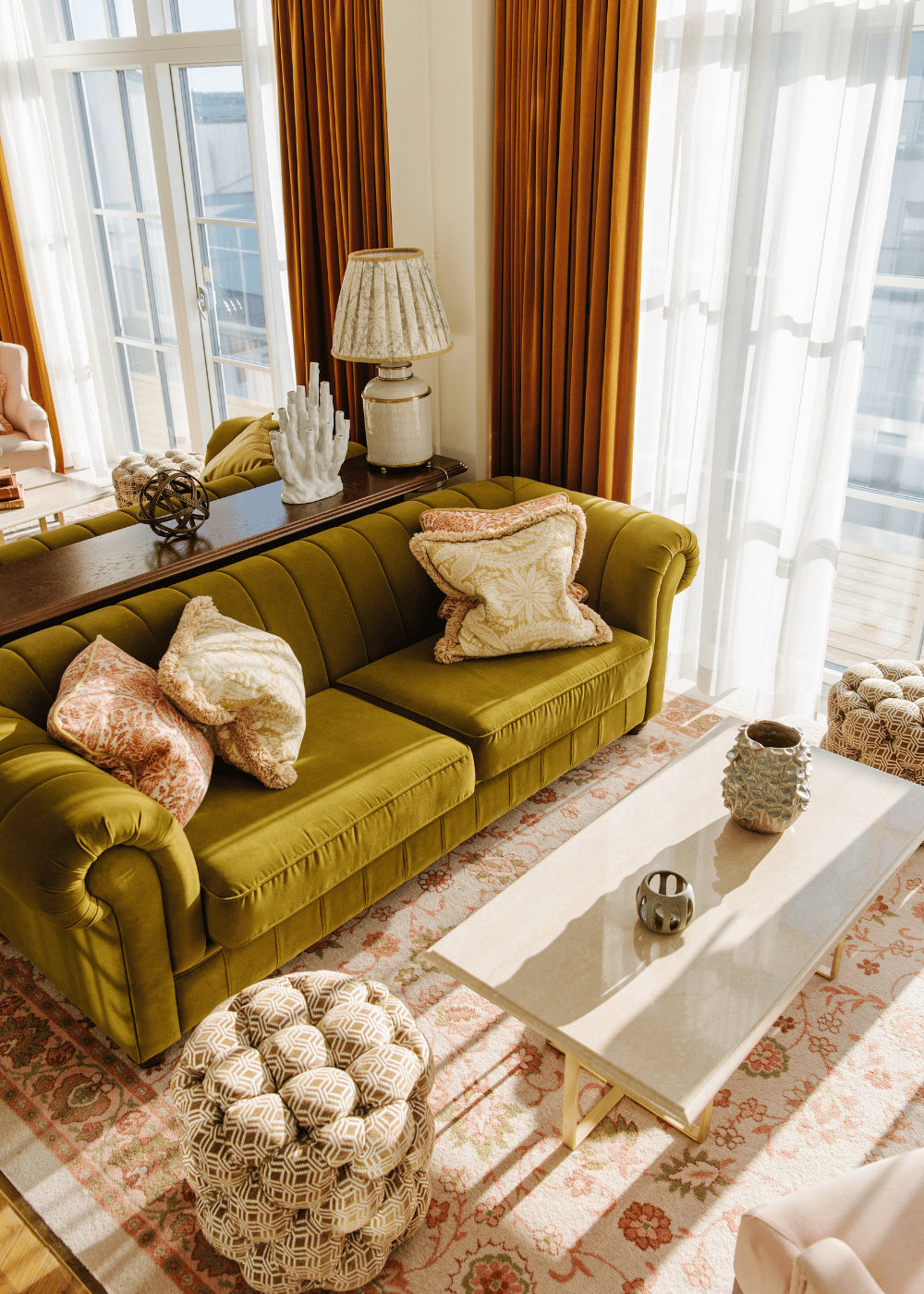 Farverig sofa og unikke møbler i lokale med flot lysindfald på Marienlyst Badehotel