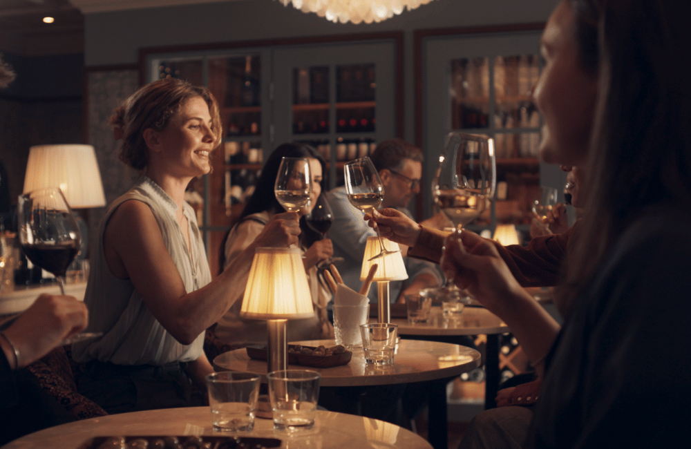Vinothek - Gæster skåler i hvidvin