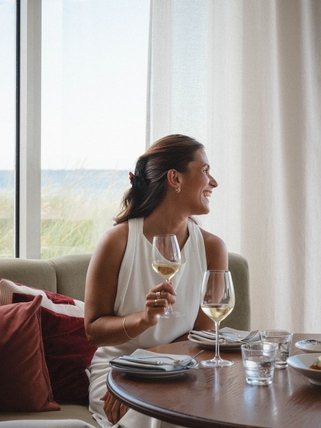 Kvinde spiser god mad fra restauranten på Marienlyst Badehotel