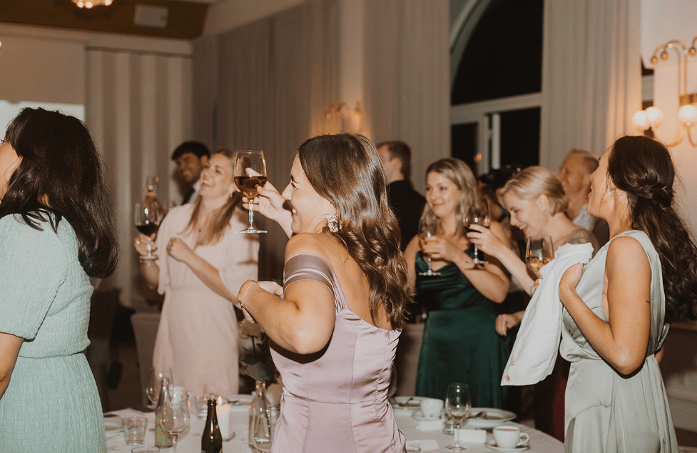 Gæster til fest griner og skåler på Marienlyst Badehotel