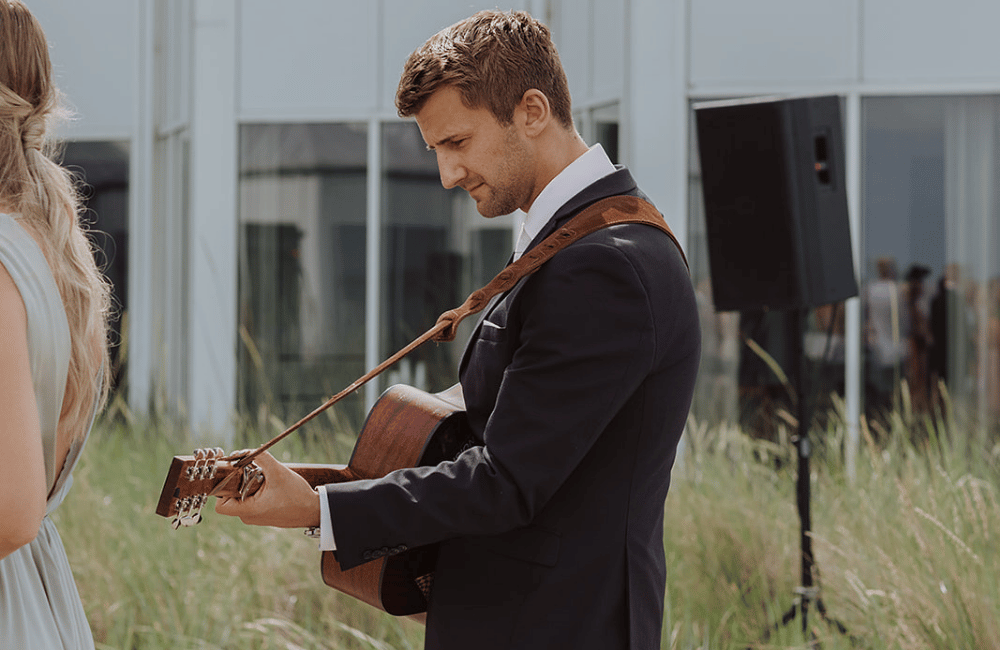 Mand spiller på guitar til fest på Marienlyst Badehotel i Nordsjælland