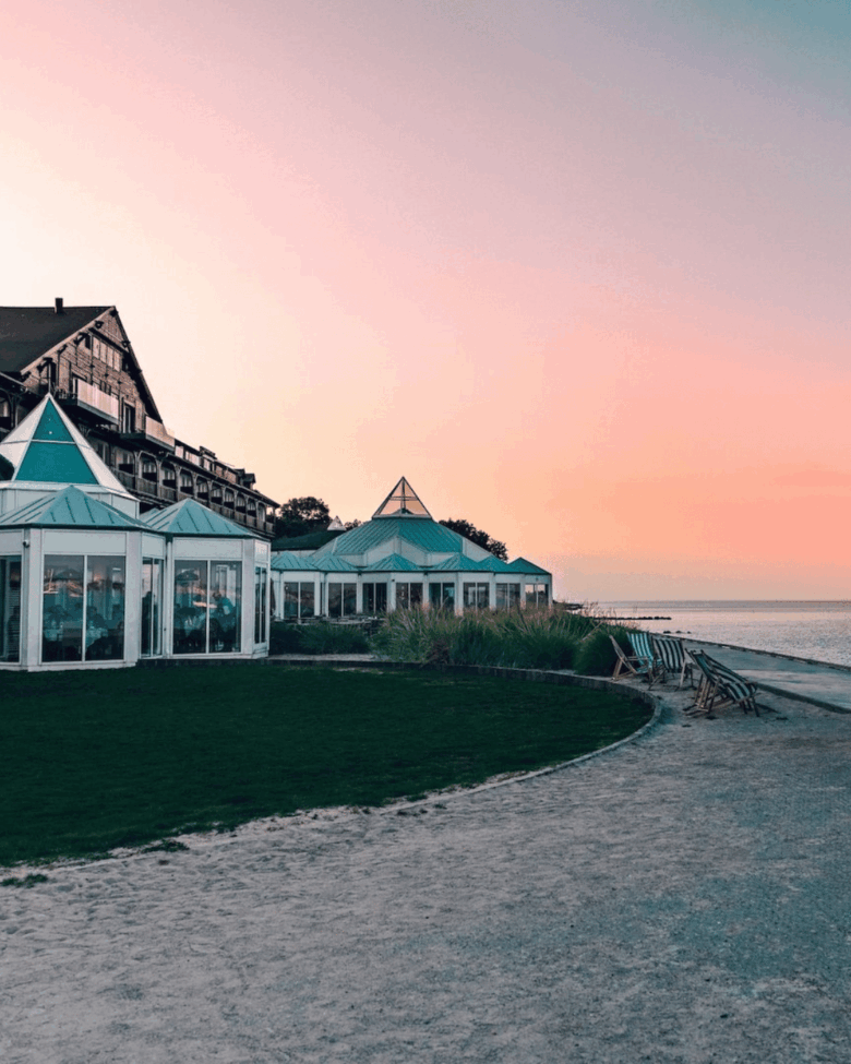 Marienlyst Badehotel lige ud til strandkanten mod Øresund i Nordsjælland