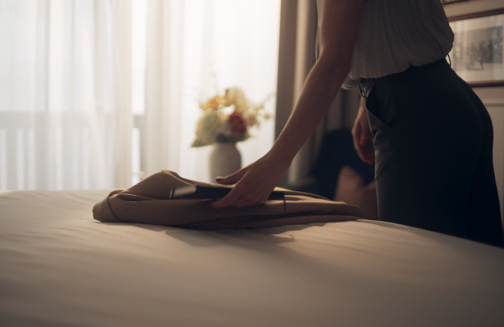 Kvinde på sit værelse til konference på Marienlyst Badehotel