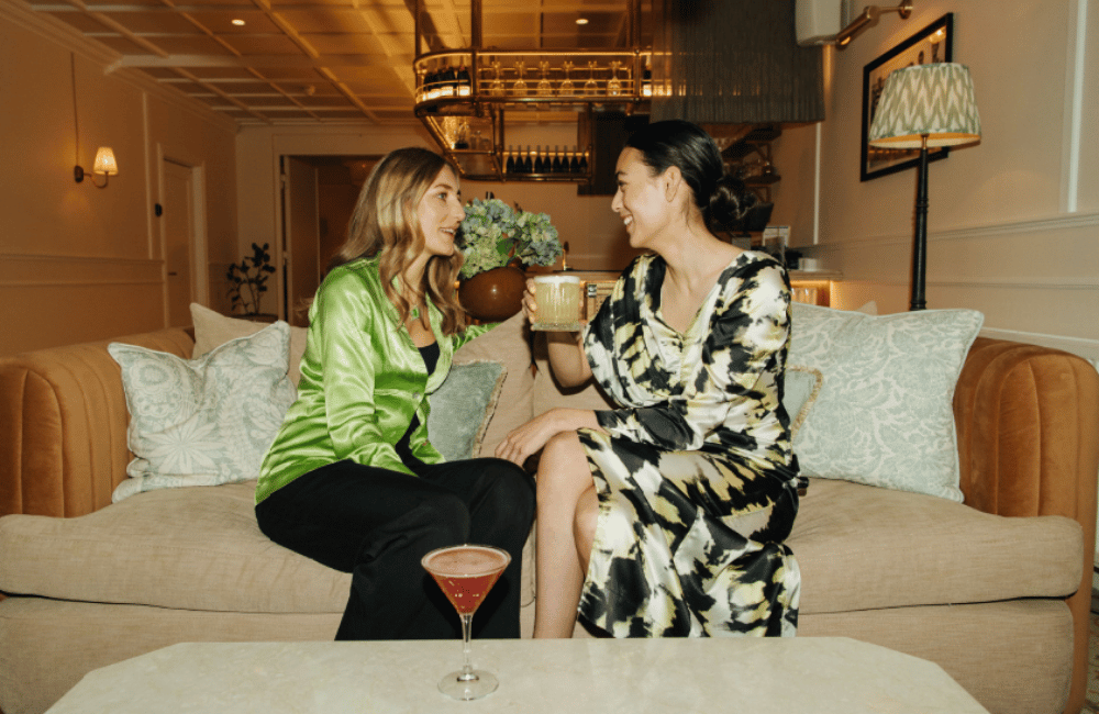 Gæster drikker drinks i loungen på Marienlyst Strandhotel