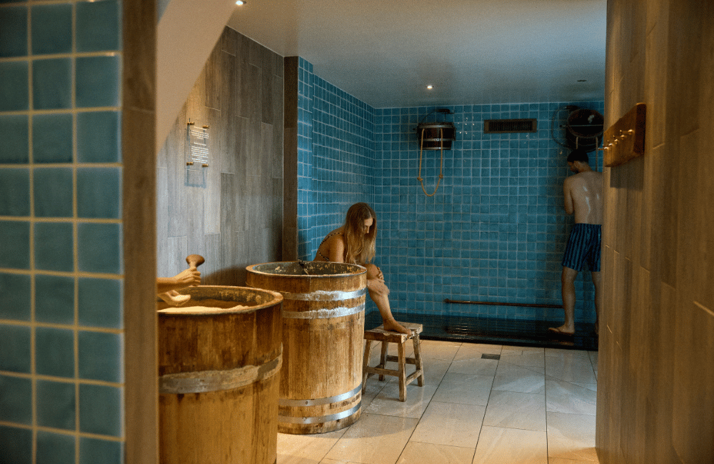 Gæster på Marienlyst Badehotel bruger salt scrub i Pool Club