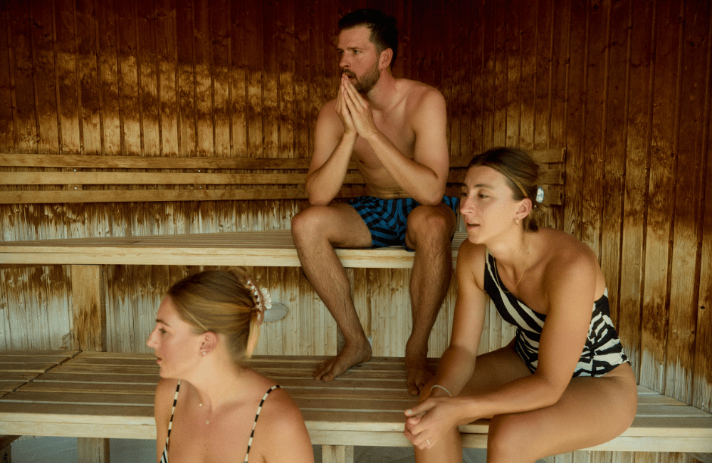 Tre mennesker i saunagus på Marienlyst Badehotel i Nordsjælland