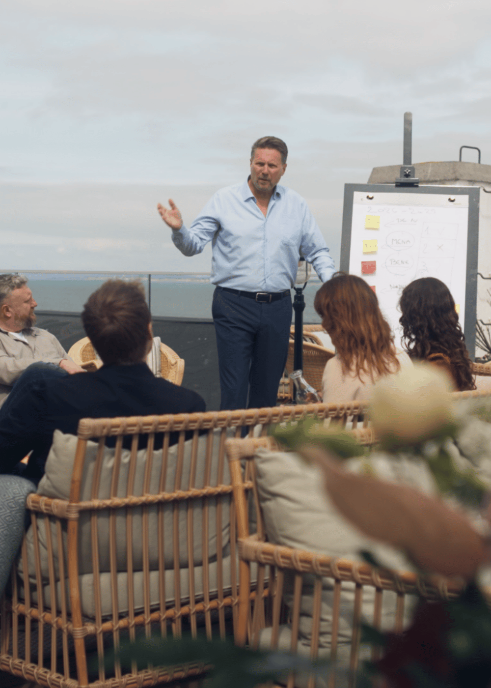 Mand holder foredrag foran gæster til konference