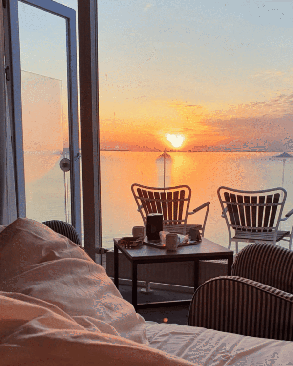 Udsigt fra værelse på Marienlyst Badehotel med solnedgang over Øresund