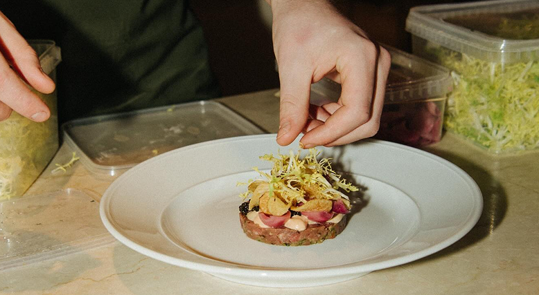 Servering af ret på restaurant på Marienlyst Badehotel