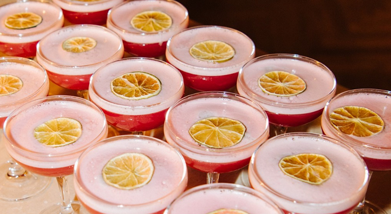 Opsætning af lyserøde drinks på Marienlyst Badehotel