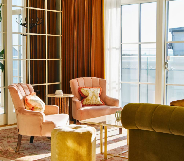 Farverige møbler på Marienlyst Badehotel