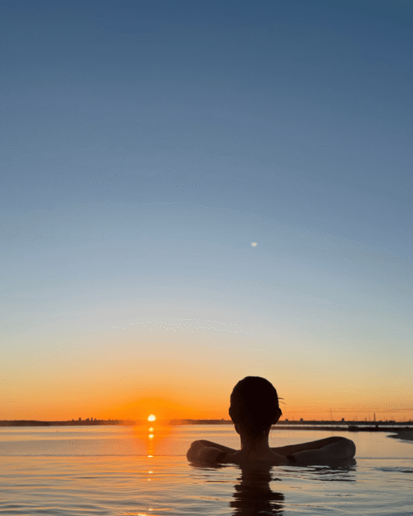 Kvinde ser solnedgang over Øresund på Marienlyst Badehotel