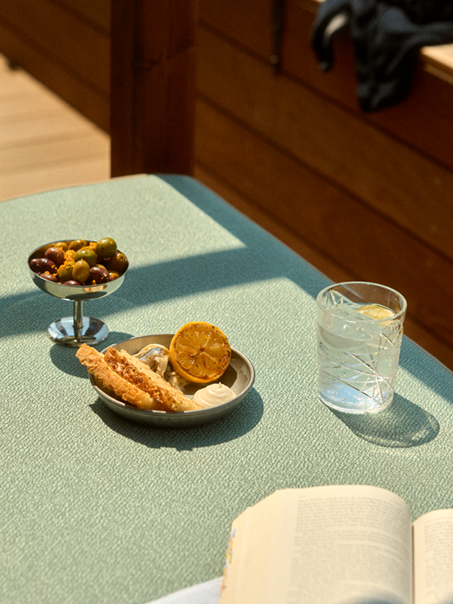 Snacks, drink og åben bog i pool club på Marienlyst Badehotel