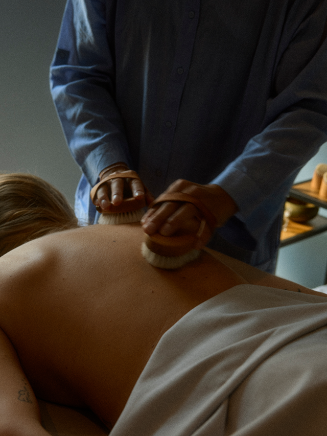 Kvinde får spabehandling på Marienlyst Badehotel i Nordsjælland